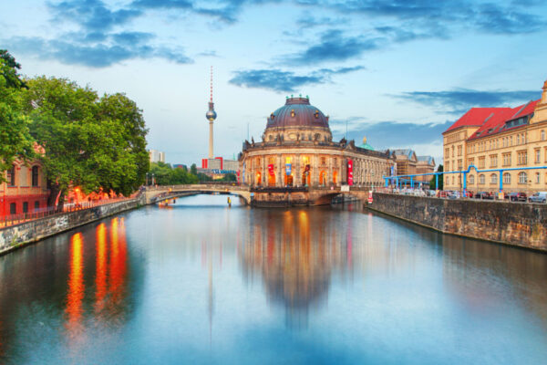 Blick auf die Museuminsel an der Spree, mit dem Fernsehturm im Hintergrund.