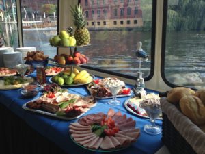 Spreerundfahrt berlin, schiffstour mit catering durch die hauptstadt