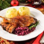 Gänsekeule mit Klößen und Rotkohl