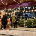 Menschen beim Eisstockschießen an der Friedrichstraße