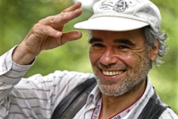 Unser freundlicher Berliner Schnauze Tourguide grüßt freundlich in die Kamera.