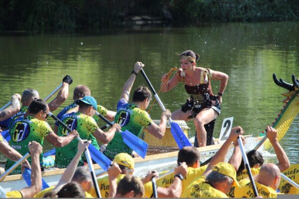 Zwei Teams treten beim Drachenbootrennen in ihren Drachenbooten gegeneinander an.