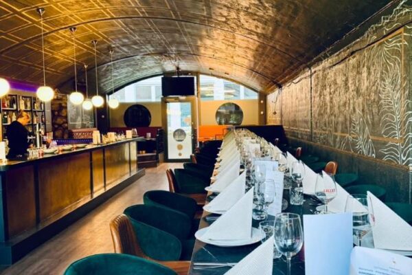 Eleganter Innenraum des Flamingo Restaurants in Berlin Mitte