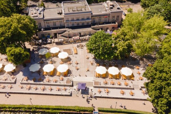 Vogelperspektive auf den Zenner Biergarten im Treptower Park
