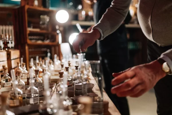 Viele verschiedene Flaschen mit Zutaten auf einem Tisch für den Gin-Workshop.